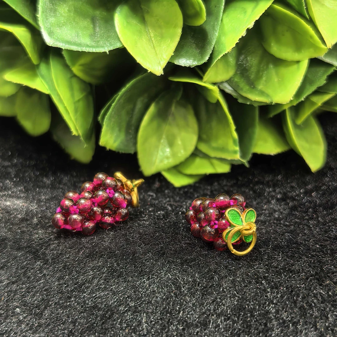 C11146星辰酒红石榴石葡萄吊坠-配皮绳-多样性发货只发一件