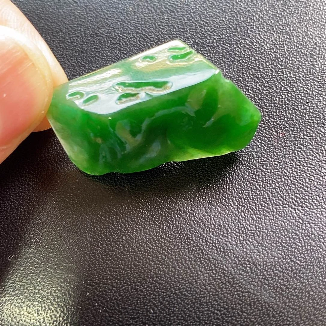 定制翡翠未镶嵌浓阳绿色满色雕刻件