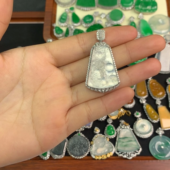 翡翠18K金镶嵌颈饰翡翠