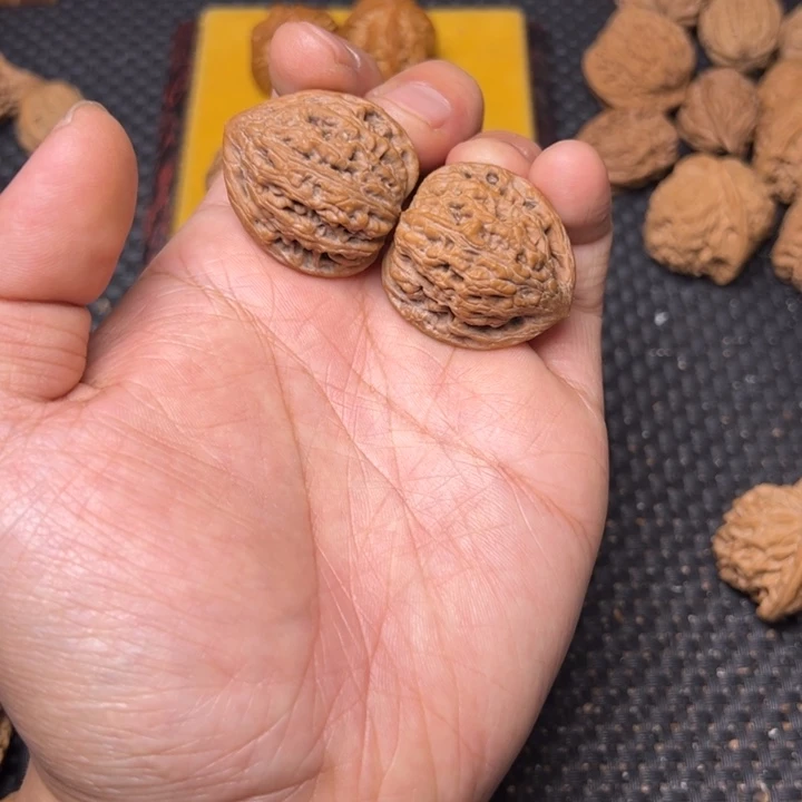文玩核桃吊坠小虎头