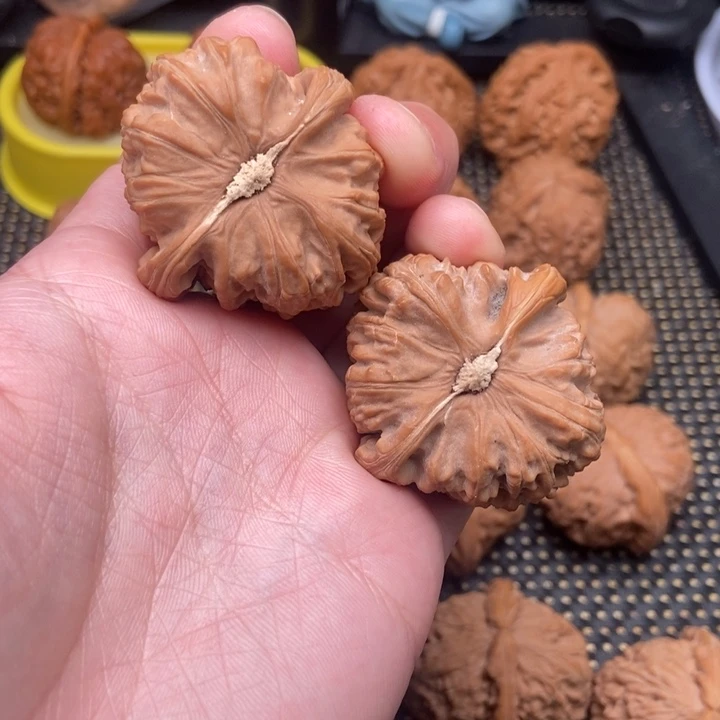 文玩核桃吊坠白狮子