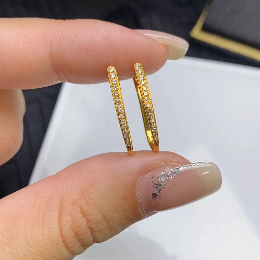 多***多18K金镶嵌耳饰钻石渐变单排耳扣