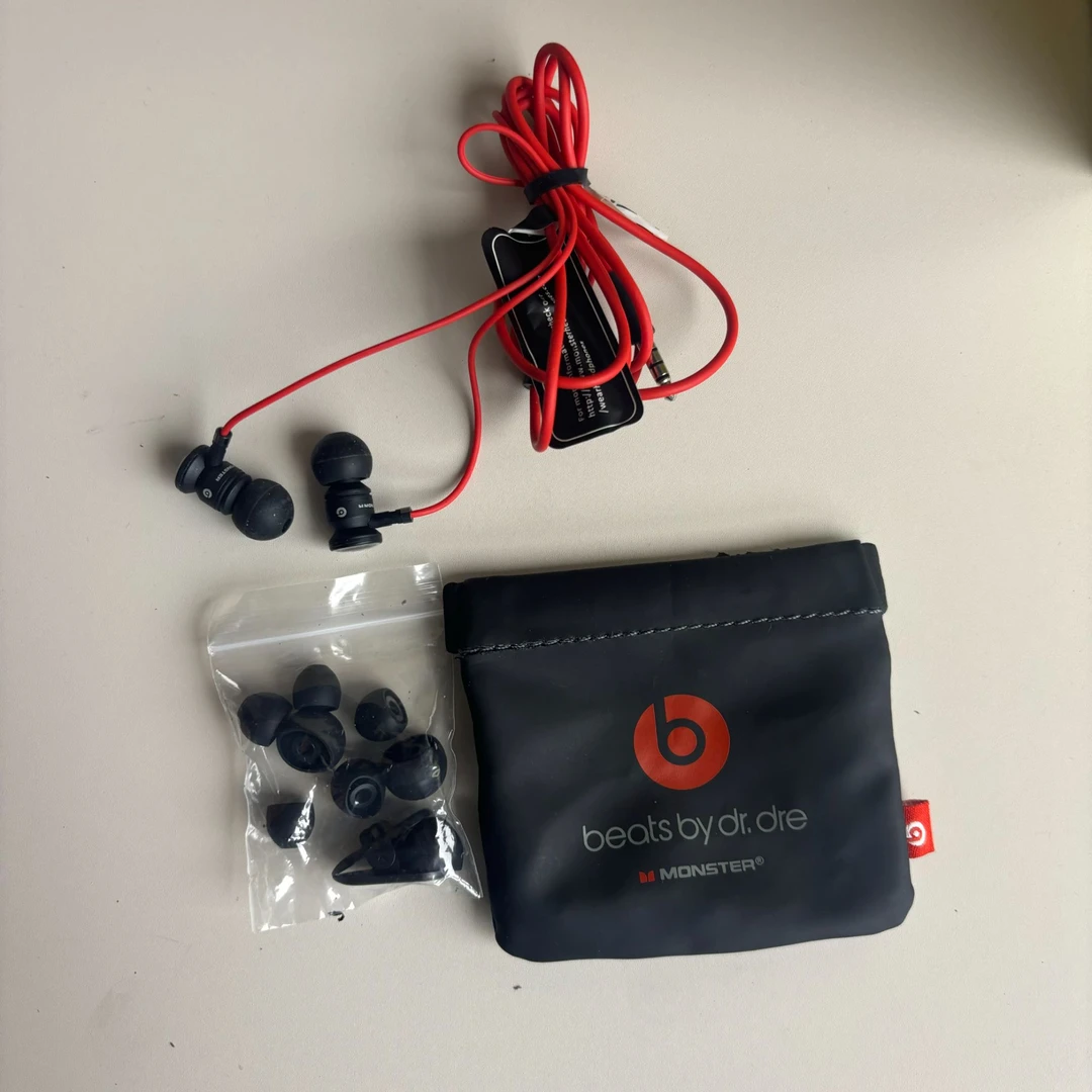 95新 BEATS beats 耳机直播间展示样品（包装带轻微掉皮，介意勿拍）