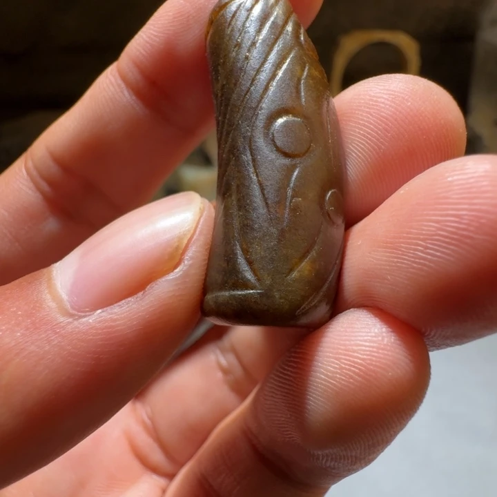 以***生颈饰未镶嵌和田玉（糖玉）