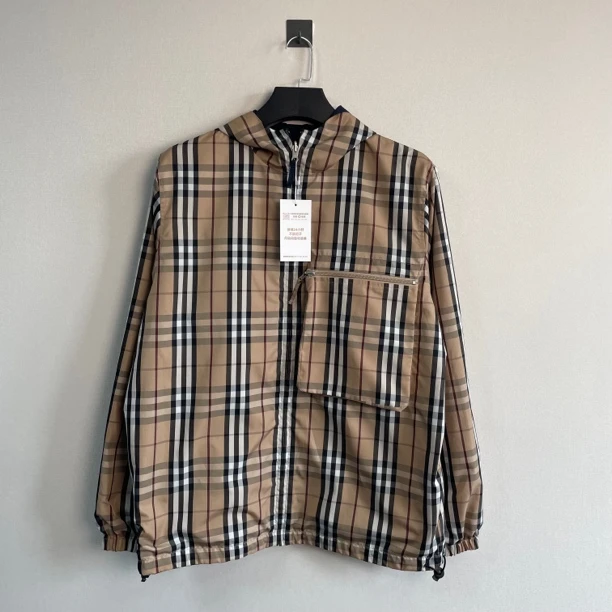 未使用 BURBERRY/博柏利 经典格纹双面穿冲锋衣/M码/带吊/价13000