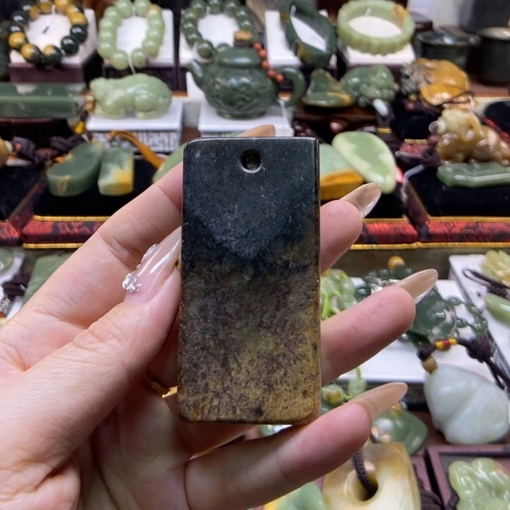 未镶嵌岫岩河磨玉（透闪石质玉）把件