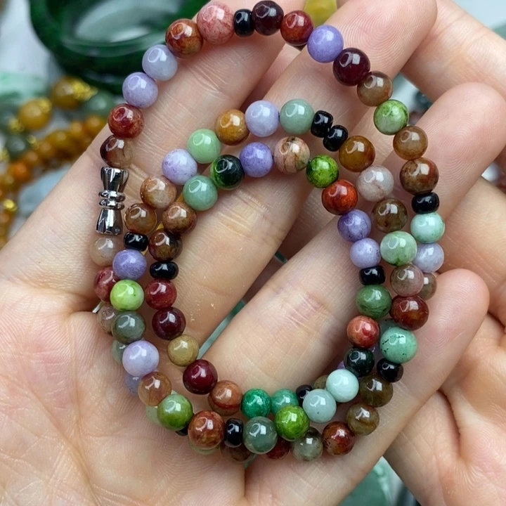 颈饰未镶嵌翡翠我****。