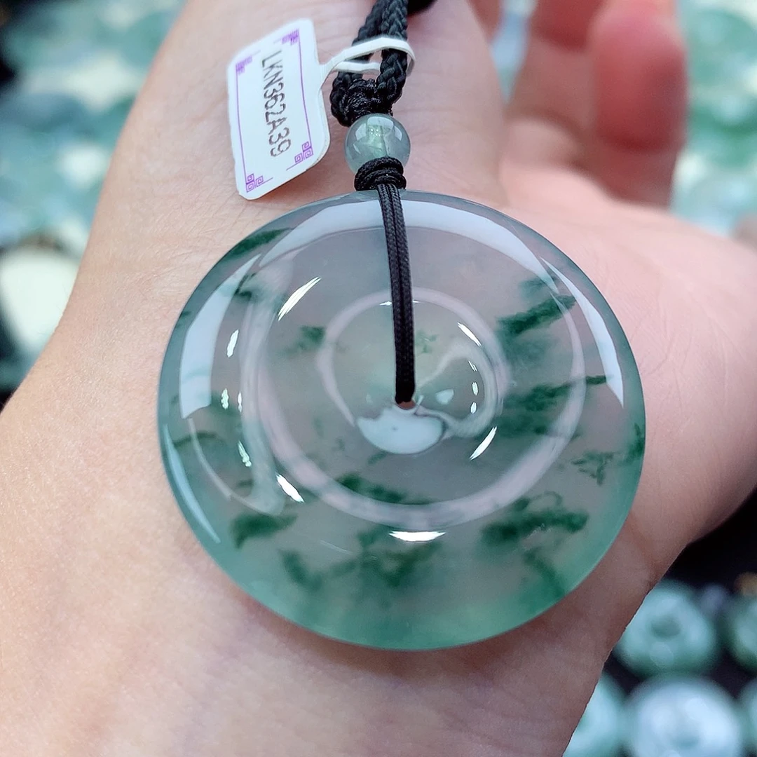 翡翠未镶嵌颈饰编号56。尺寸31.1-5.8