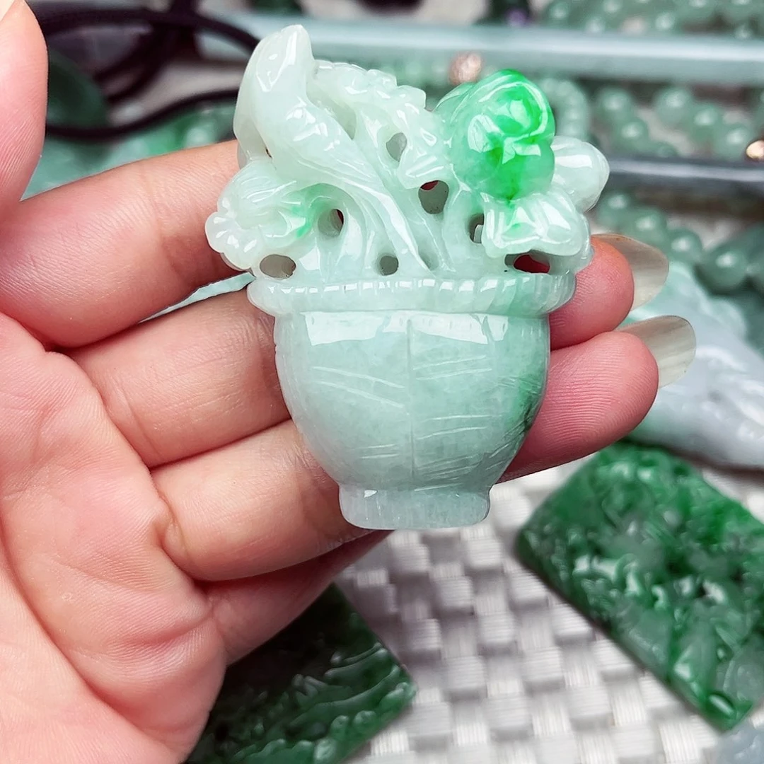 翡翠挂件未镶嵌翡翠