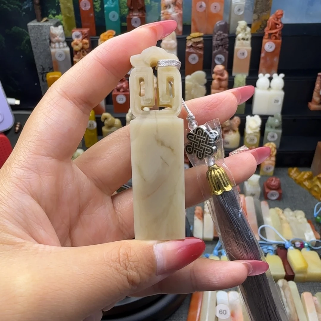 寿山石印石妞妞钮