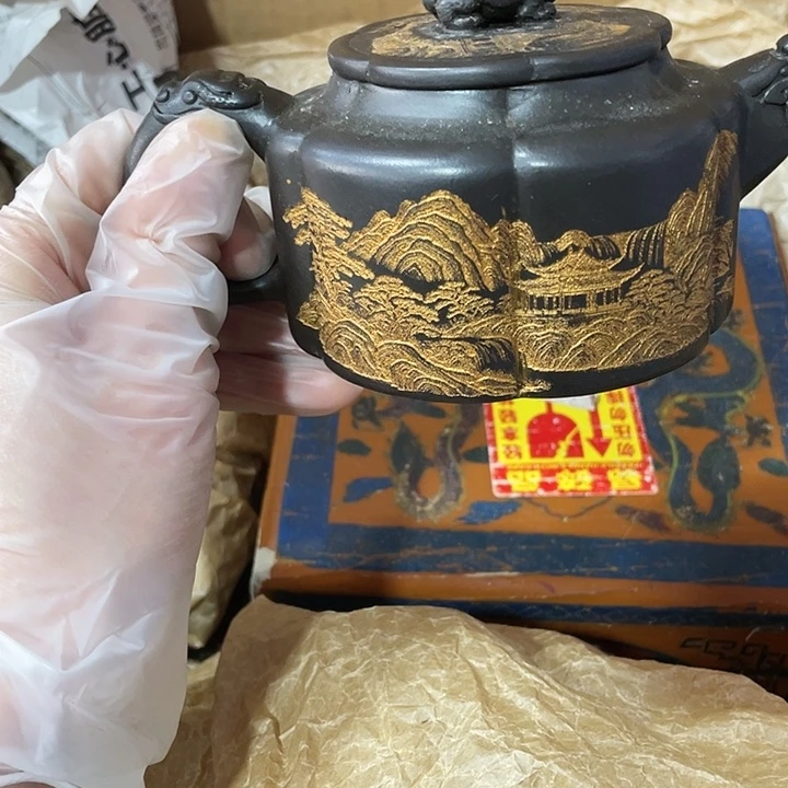 茶壶紫砂原矿泥料，手工制作的一把紫砂壶。