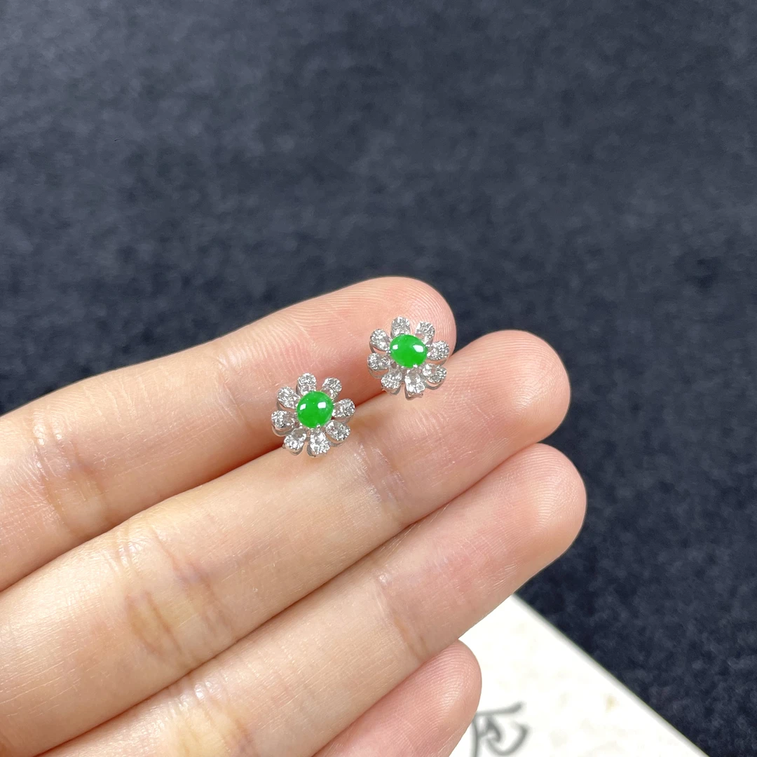 冰绿蛋面−天然翡翠18k金镶嵌耳饰