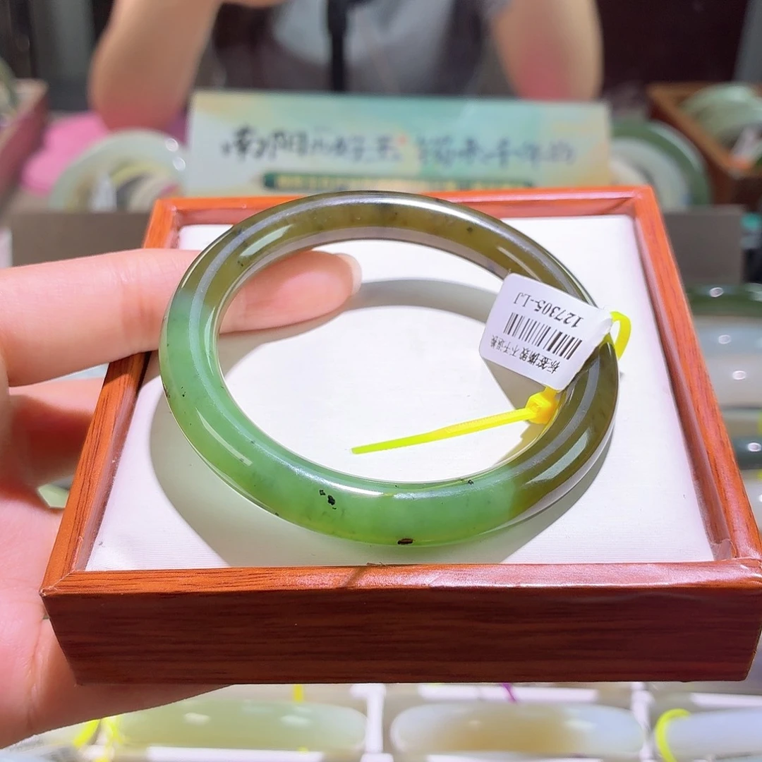 未镶嵌手镯和田玉红皮果绿8 5556