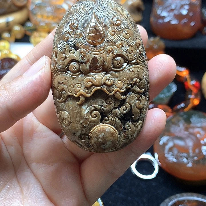 琥珀未镶嵌裸石根溶洞雕刻兽头吊坠
