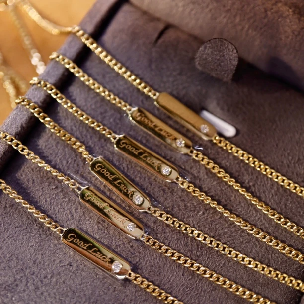 18K金钻石手链lucy幸运牌手链 轻奢简约百搭时尚