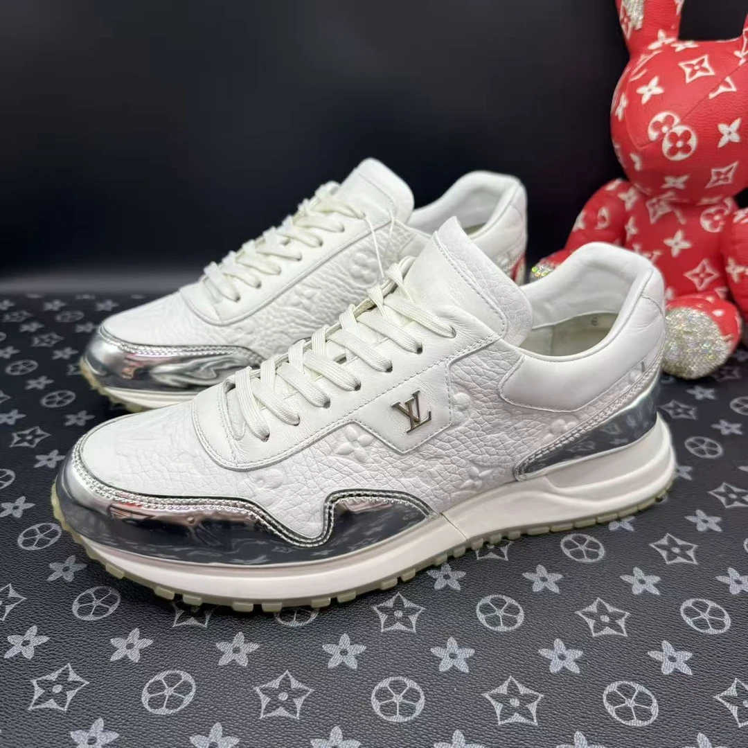 95新 LouisVuitton/路易威登 白银浮雕老花运动鞋41欧码 kke680