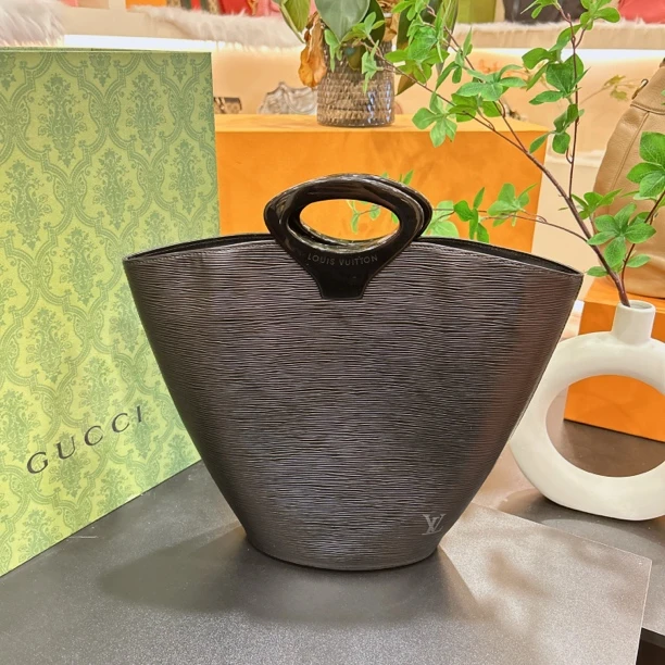 95新 LV 95新lv黑色水波纹手提包