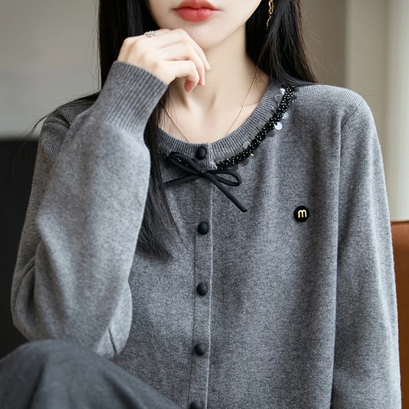 拉夏贝尔灰色针织开衫女2025秋冬新款蝴蝶结领口简约时尚毛衣外套