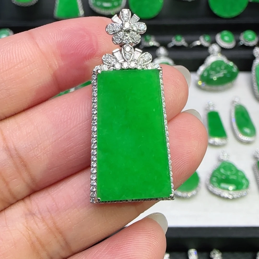 翡翠18K金镶嵌颈饰吊坠