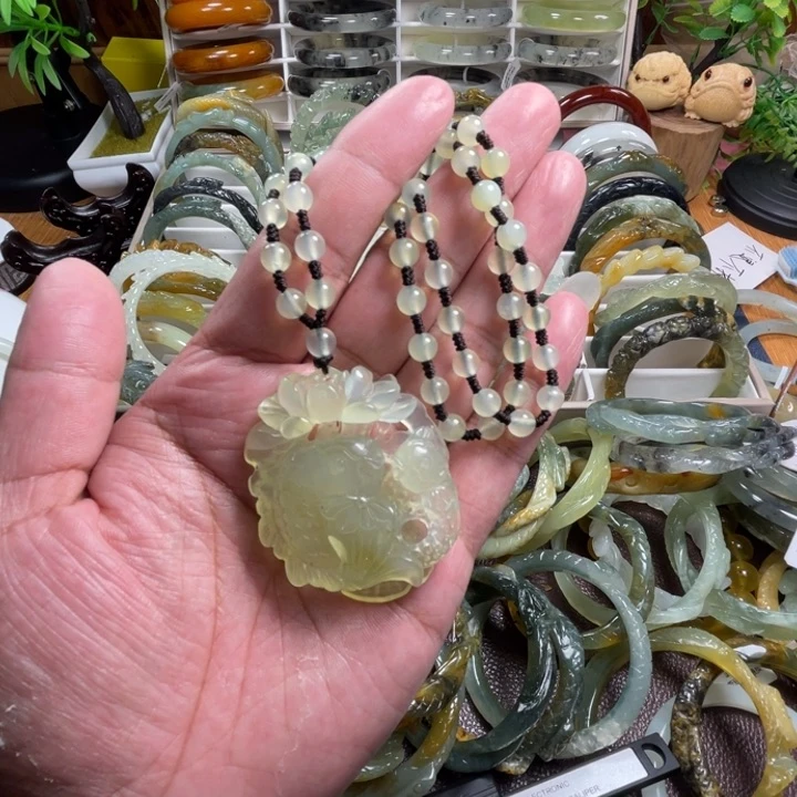 未镶嵌蛇纹石玉颈饰