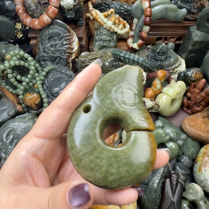 透闪石质玉未镶嵌珠宝奇石