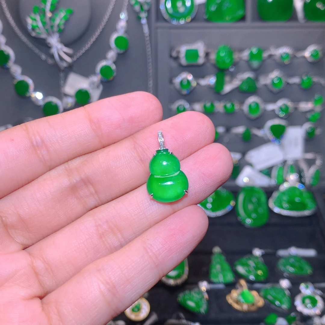 翡翠18K金镶嵌颈饰葫芦吊坠