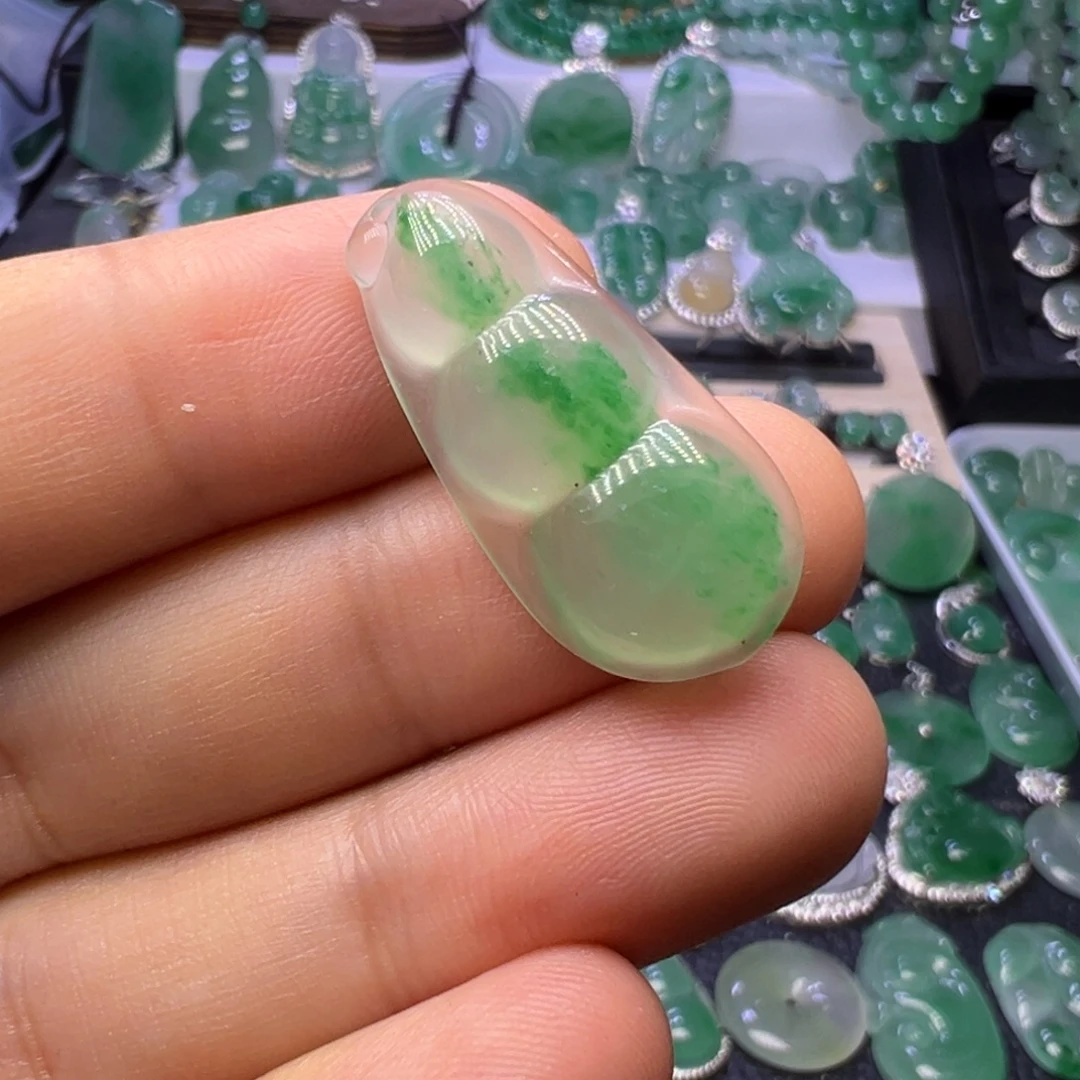 石英质玉（非洲翠）未镶嵌颈饰