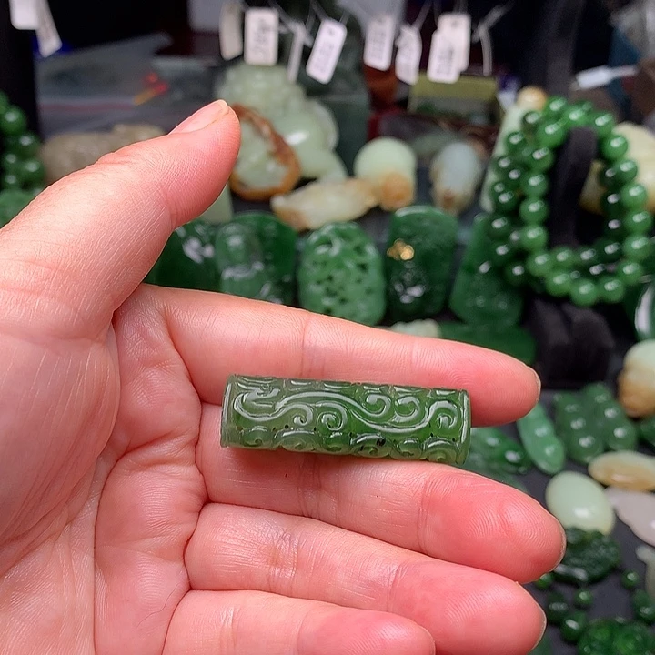 陌***花和田玉未镶嵌颈饰