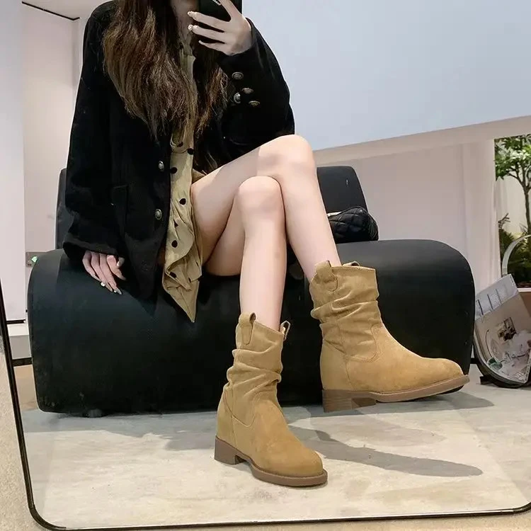 【平底增高8cm】美拉德V口堆堆靴女中筒显瘦褶皱复古女靴Ｅ5789