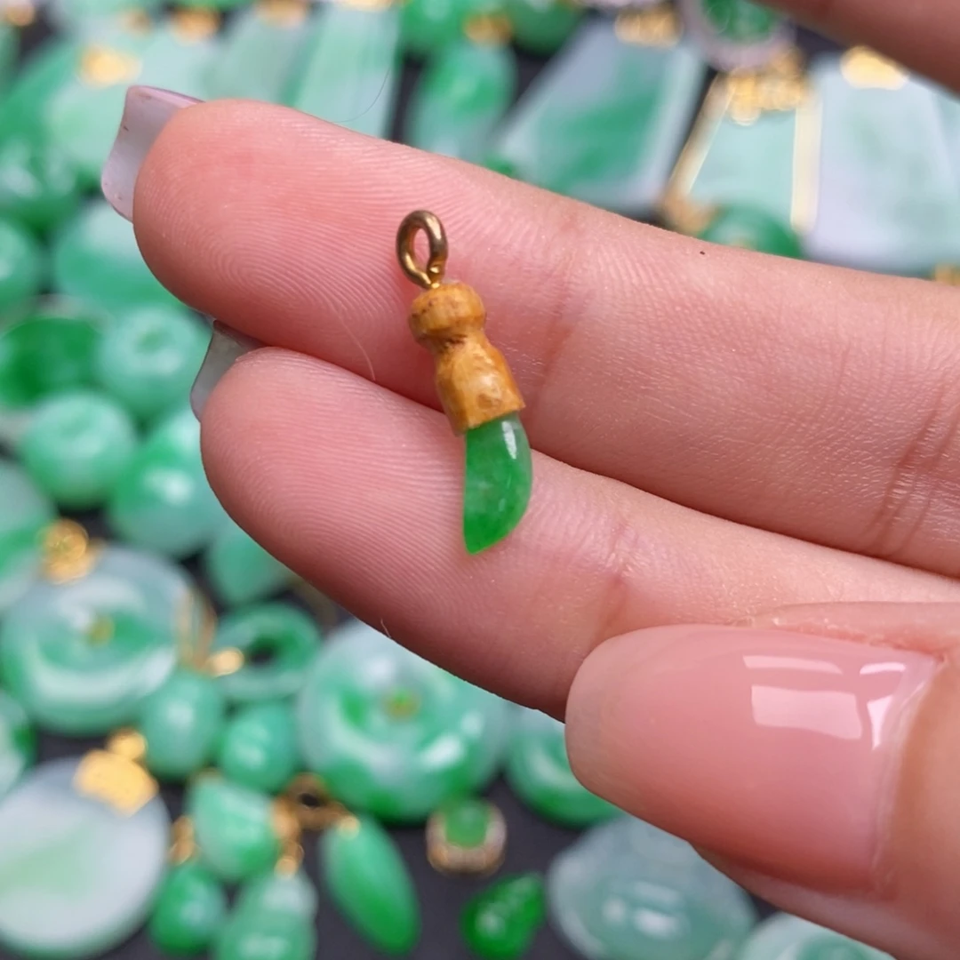 是***星颈饰未镶嵌翡翠翡翠