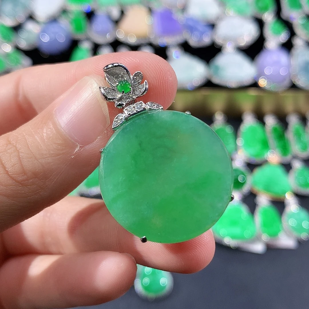 翡翠18K金镶嵌颈饰