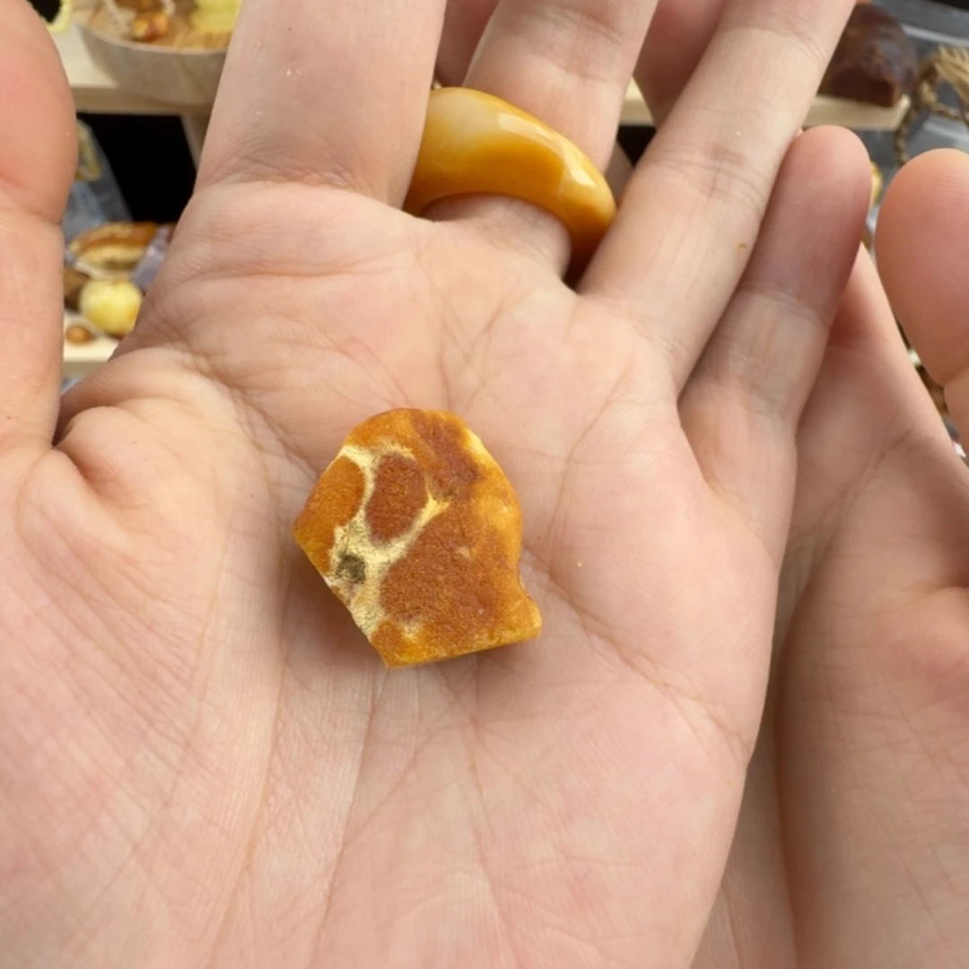 乌***克未镶嵌琥珀裸石3.4克