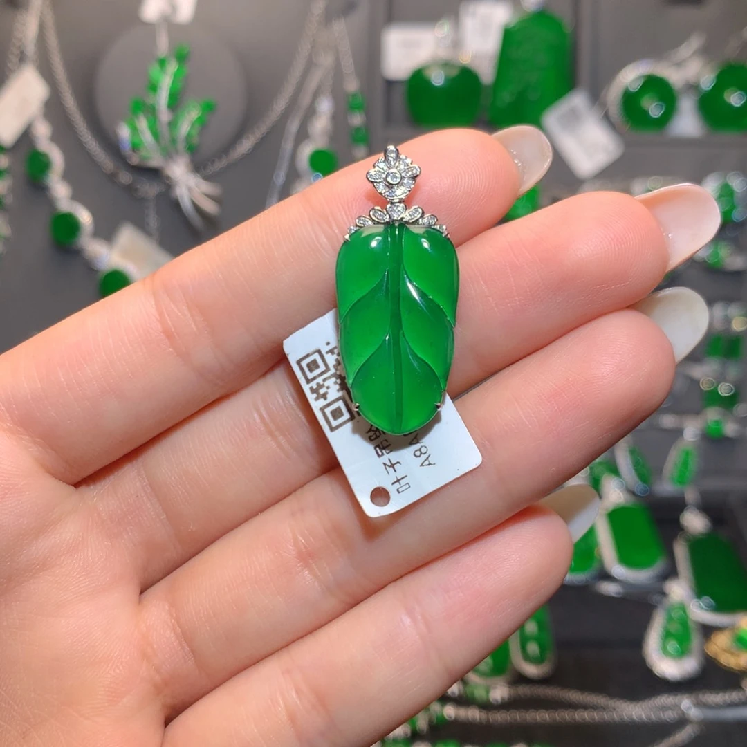 翡翠18K金镶嵌颈饰叶子