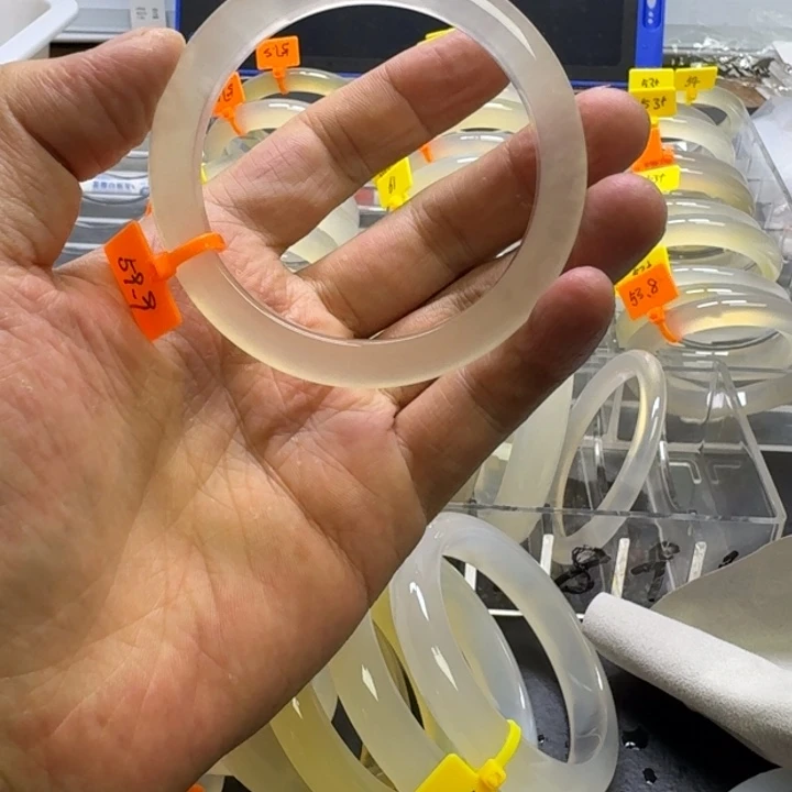 我***天玛瑙/玉髓手镯未镶嵌