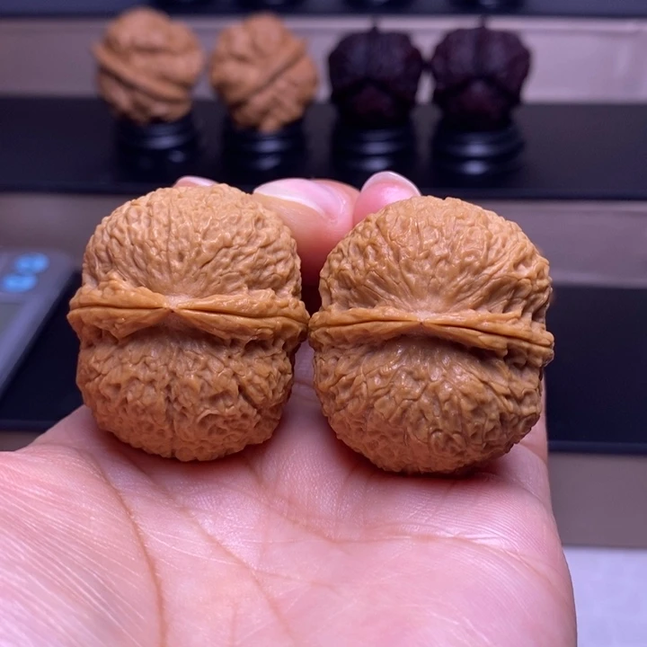文玩核桃把件鱼子纹绣球