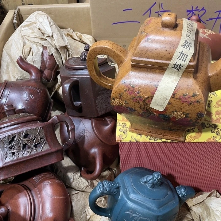 紫砂茶壶原矿泥料，手工制作的一把紫砂壶。