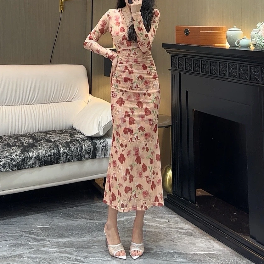 气质女人味轻奢V领长袖落花无言显瘦包身修身时尚百搭鱼尾连衣裙