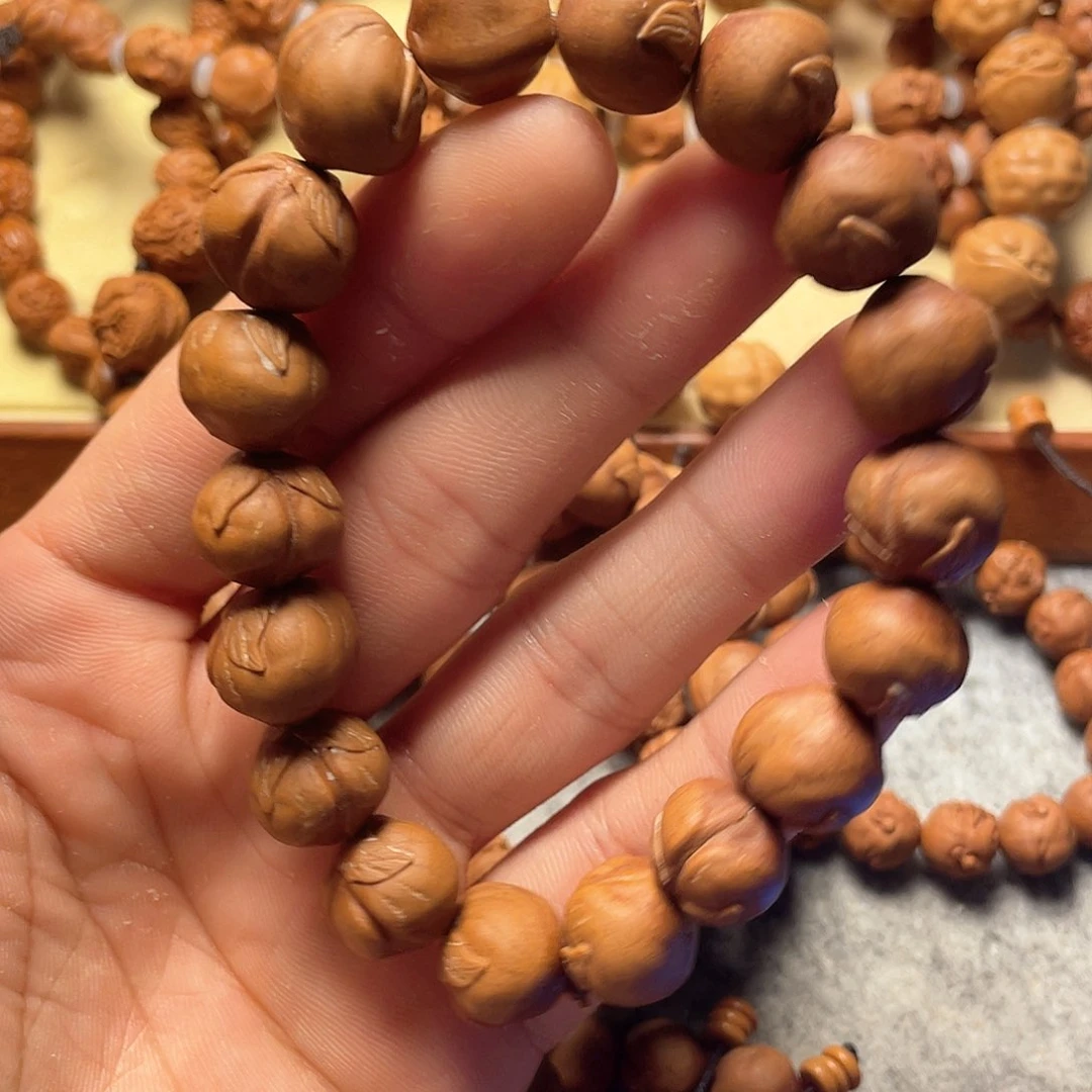 龙纹桃核雕刻寿桃（色差）