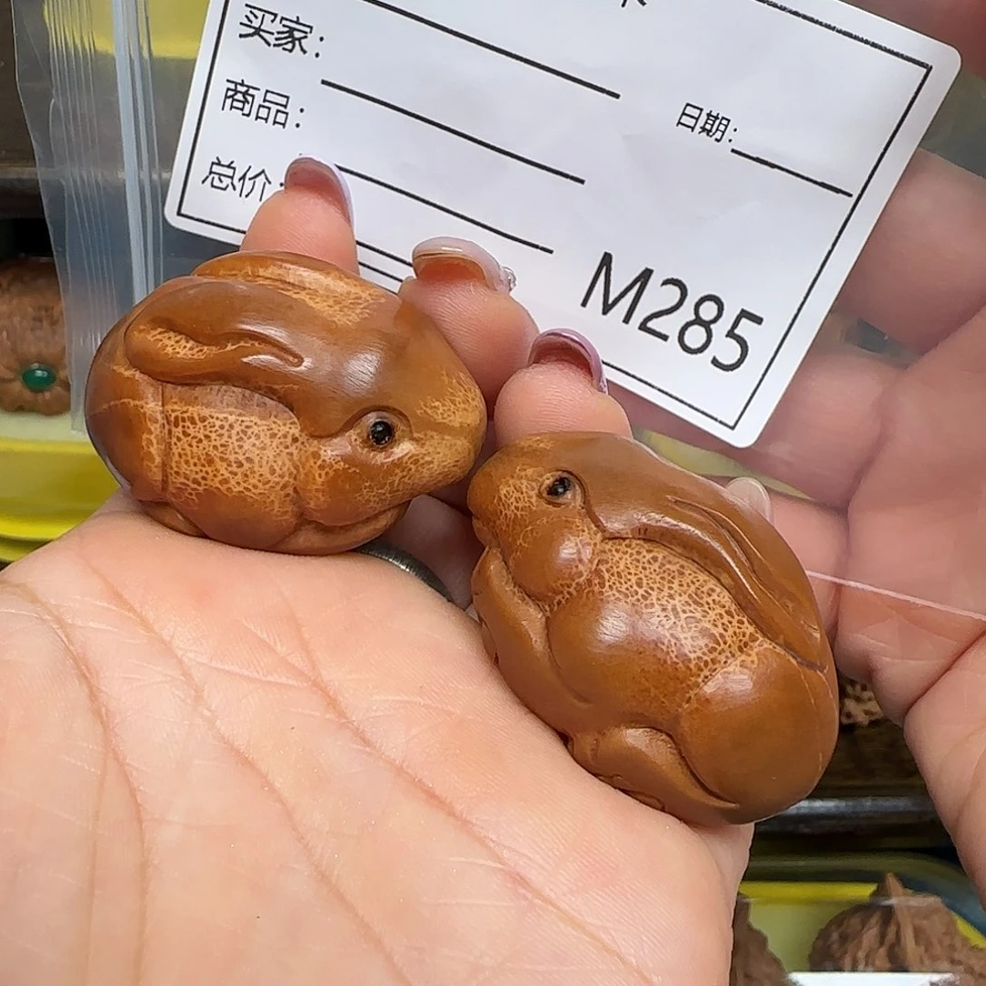 猴头核桃吊坠勇玉兔