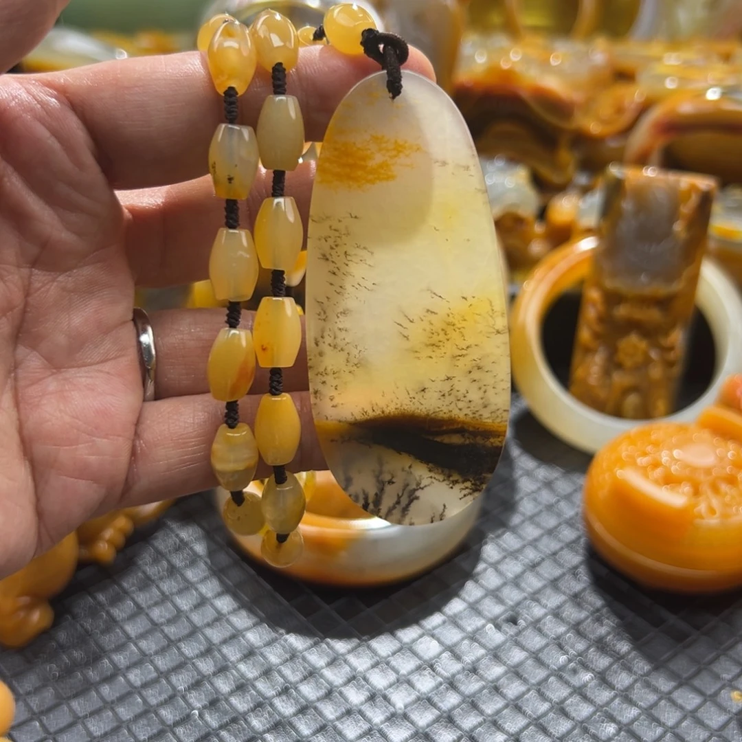 颈饰未镶嵌石英质玉