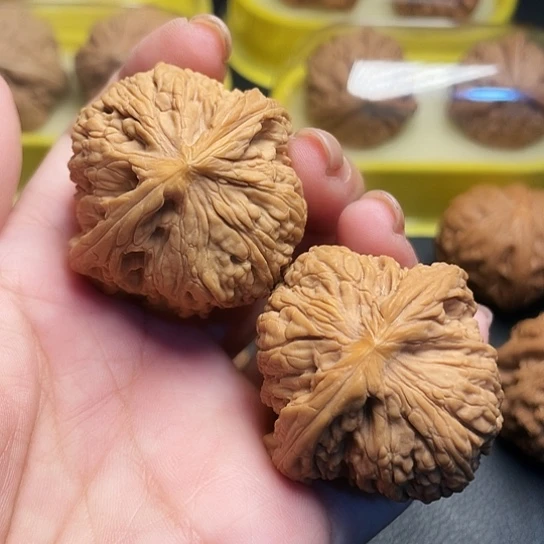 文玩核桃球疆一对