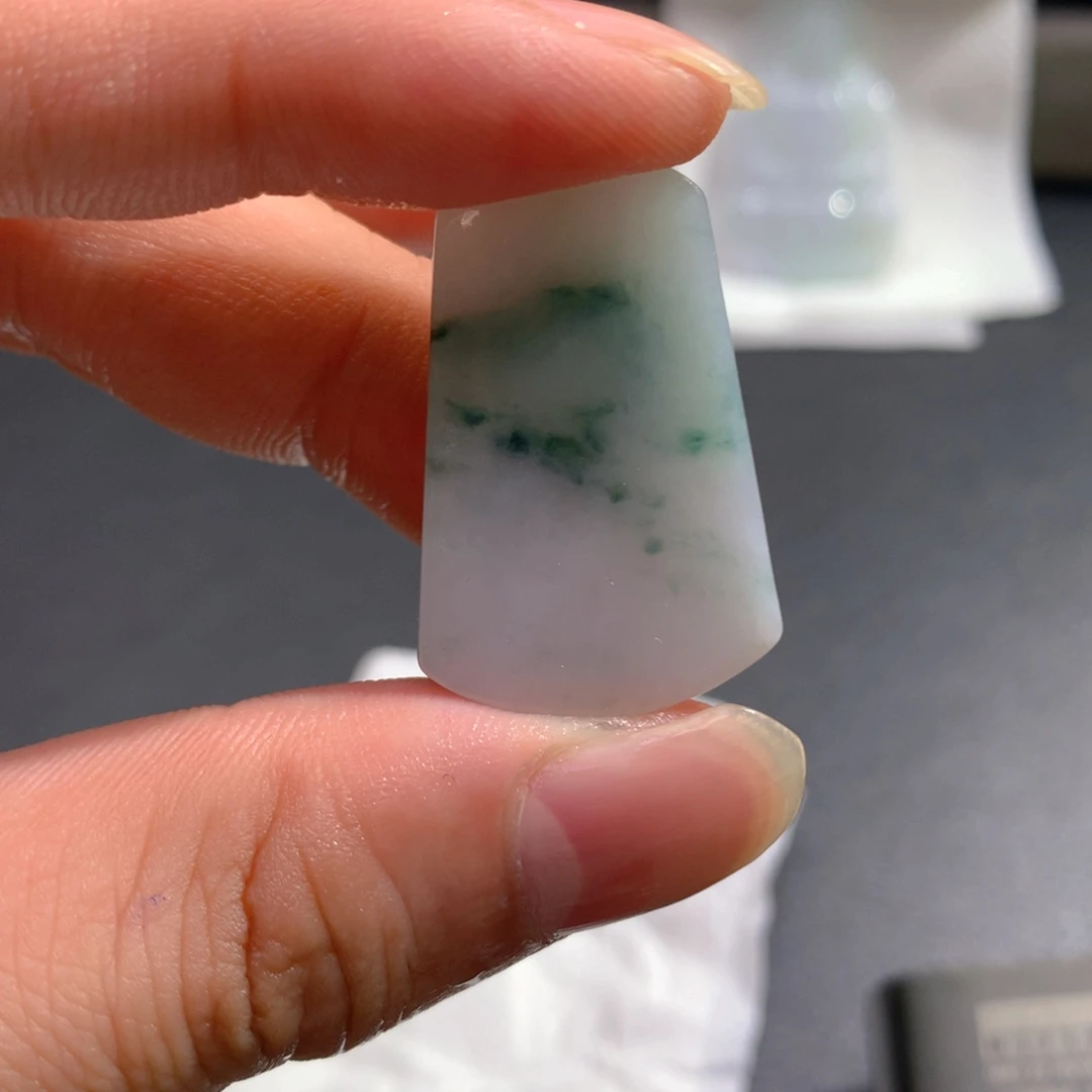 翡翠未镶嵌颈饰翡翠（微瑕