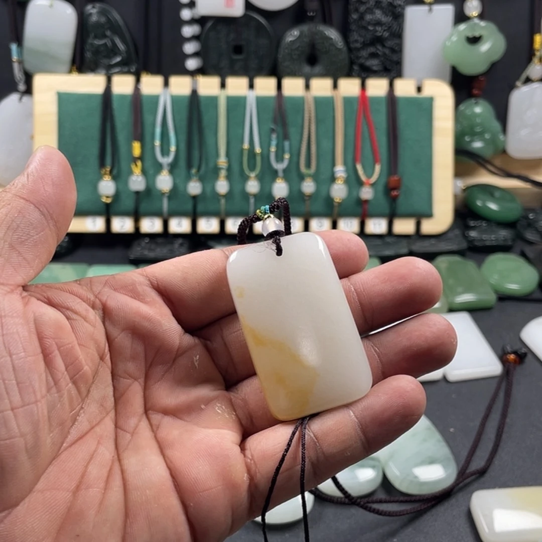 R***d颈饰未镶嵌石英质玉（金丝玉）