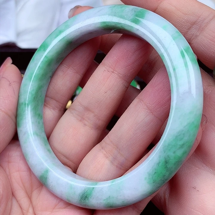 翡翠手镯未镶嵌翡翠