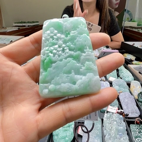 翡翠未镶嵌颈饰一个