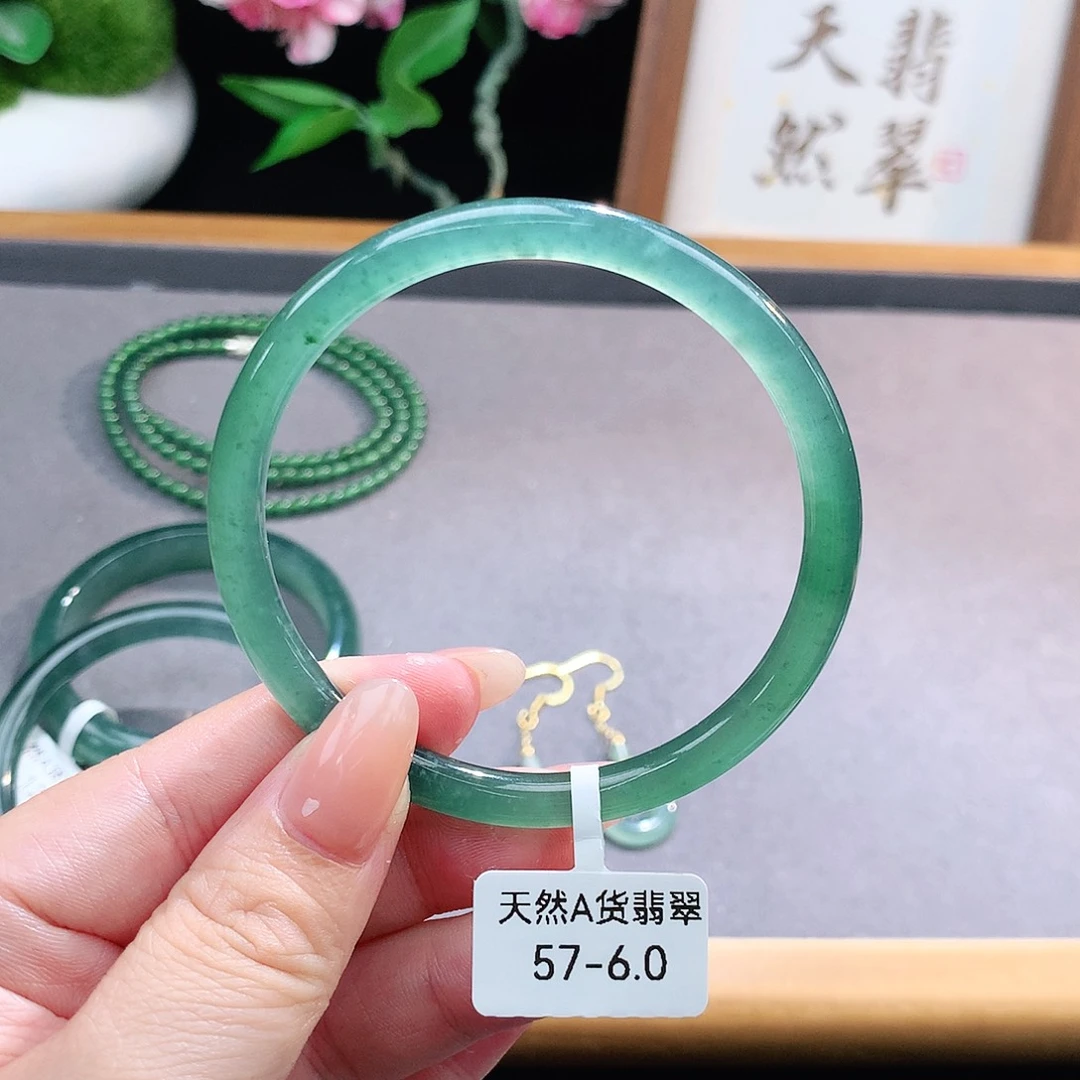 未镶嵌手镯（圆镯）翡翠