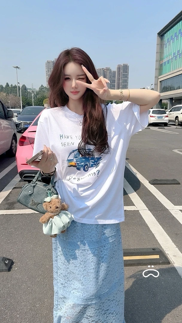 LIN小白“减龄私服”卡车图案印花短袖T恤女宽松上衣