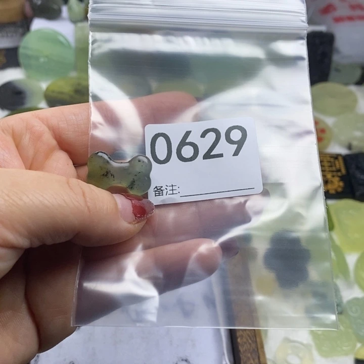 蛇纹石玉颈饰合金拾*月