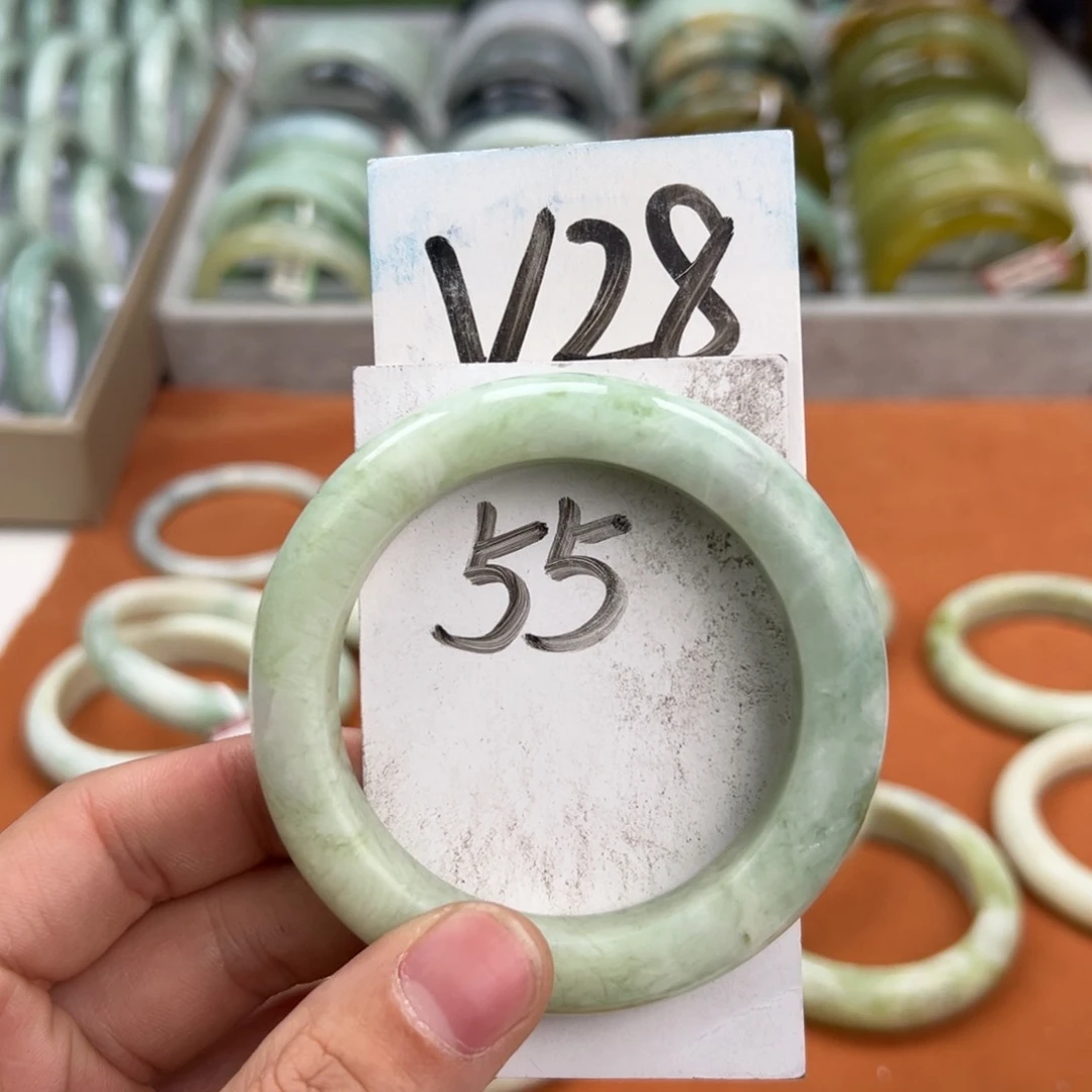 岫玉手镯未镶嵌天然岫玉微瑕，可以正常佩戴