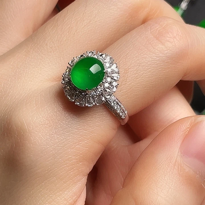 翡翠18K金镶嵌颈饰蛋面戒指